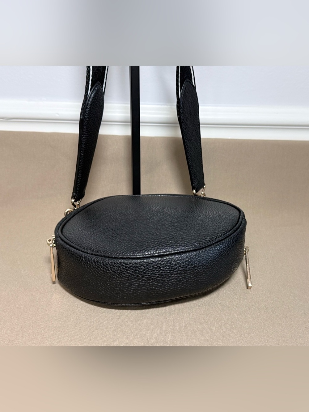 Authentic Marc Jacobs "The Disc" Round Crossbody Bag ✨ - Picture 4 of 8